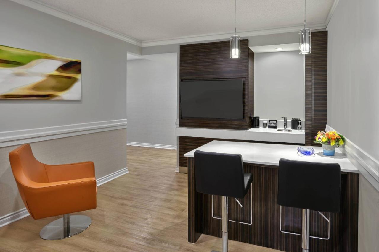 Delta Hotels by Marriott Edmonton Centre Suites Exteriör bild